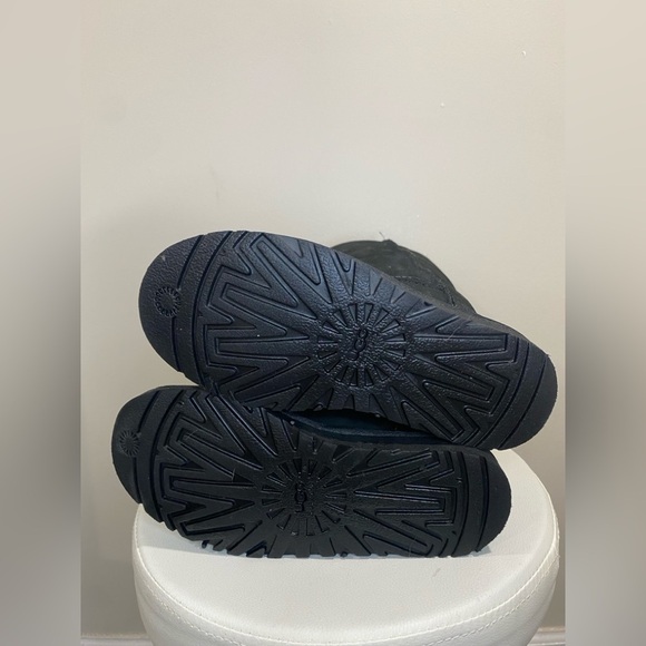 UGG Classic II Tall Boots Big Girl Size 4 Black Fits Women’s 6 Suede Sheepskin - Picture 4 of 4